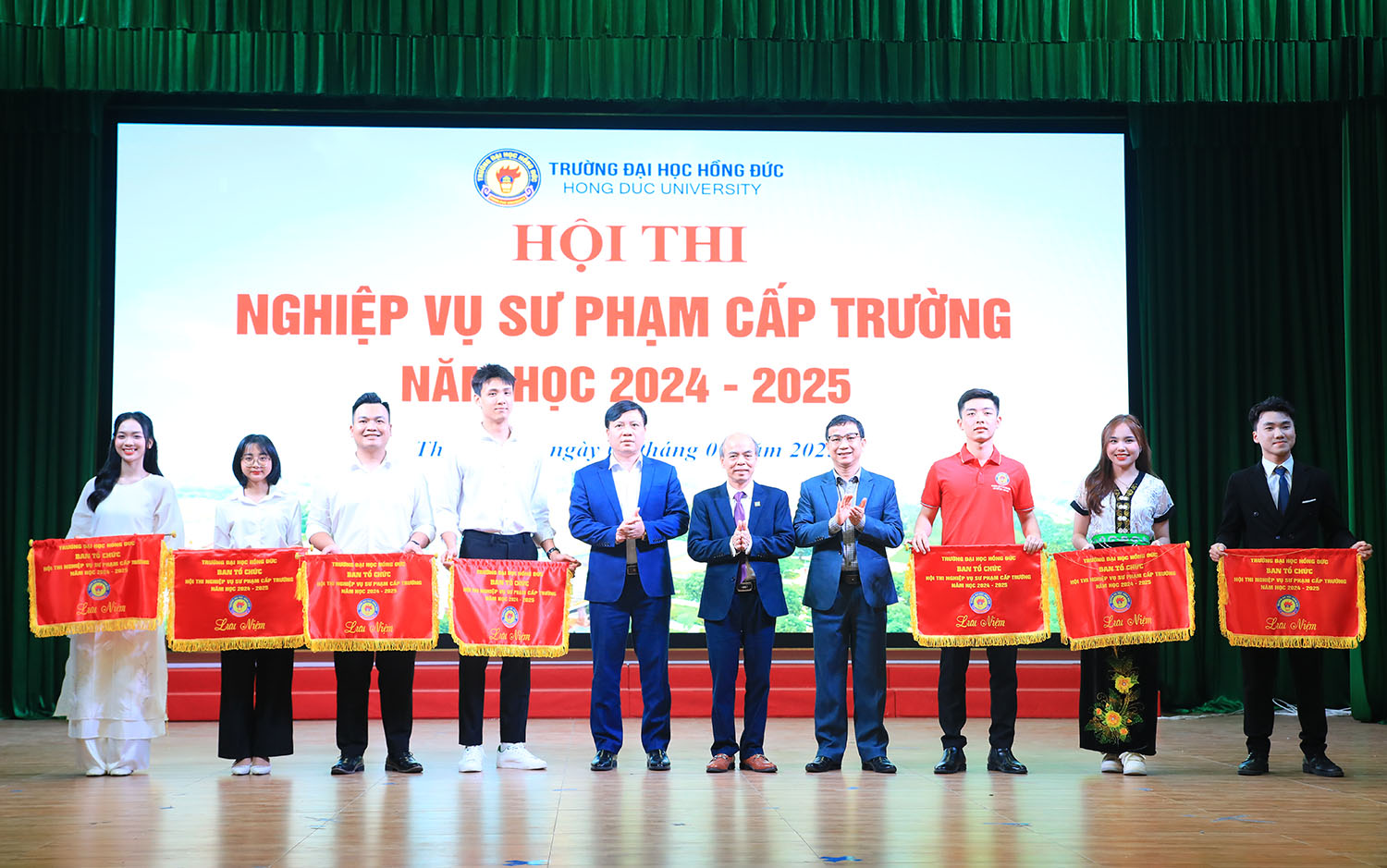 Sôi nổi Hội thi nghiệp vụ sư phạm Trường Đại học Hồng Đức  năm học 2024 – 2025